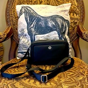New Lululemon crossbody. Super cute for gym or running errands🖤